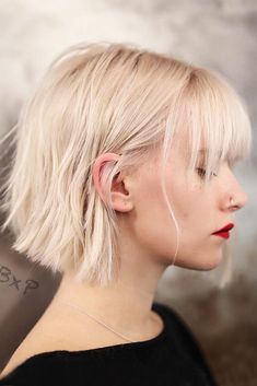 Medium bob haircuts have become so popular that they even have their own name now – we call them mobs. This statement haircut has a shape that is universally flattering. This bob are fancied by women all around the globe due to their versatility and a huge number of winning qualities. See our photo gallery. #haircuts #shorthaircuts #bobhaircuts #mediumbob Medium Bob Haircut, Vlasové Trendy, Bob With Bangs, Bob Haircuts For Women, Fringe Hairstyles, Short Blonde, Blonde Bobs