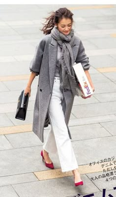 Mode Over 50, Mode Tips, Mode Casual, Casual Work Outfit, Grey Coat, Coat Outfits, Looks Chic, Inspired Outfits