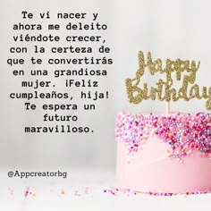 a pink birthday cake with sprinkles and a happy birthday message in spanish