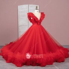 Dress Train, Prom Ball Gown, Baby Frocks Designs, Fantasy Gowns, Royal Princess, Sweet 16 Dresses, Romantic Lace, Frock Design, Dress Silhouette