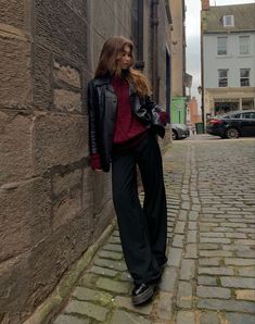 Minimal Academia Outfit, 90s Nyc Aesthetic Outfits, Dark Color Outfits, Grungy Fall Outfits, Dark Academia Outfit, Chique Outfit, Celebrity Stylist, Leather Jacket Outfits, Red Suit