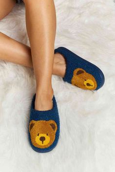 These adorable slippers feature a delightful teddy bear print, adding a touch of cuteness to your cozy indoor moments. Crafted from ultra-soft plush material, they provide a gentle, soothing feel to your feet, making them ideal for relaxation and lounging. Material: Faux fur top/rubber sole Imported Sizing S: (US 5.5-6.5) M: (US 6.5-7.5) L: (US 7.5-8.5) XL:(US 8.5-9..5) Teddy Bear Print, Faux Fur Top, Bear Slippers, Fur Top, Slide Slippers, Slippers Pattern, Teddy Bear Plush, Round Toe Heels, Bear Print