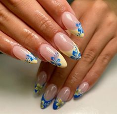 Nail Inspo Holiday Summer, Nail Inspo Not French Tip, Flower Inspired Nails, Cute Beach Nails Simple, Bermuda Nails, Summer Nails With Designs, Nail Ideas Flowers