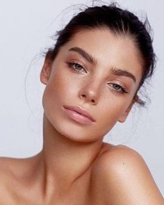 Cute freckles with super light colors for her lips, cheeks and eyeshadow. #naturalmakeupideas #naturalmakeup #makeup #freckles #beauty #aveda #avedaibw #browsonfleek Bronzer Makeup, Makeup Tip, Braut Make-up, Makeup Hacks, Trendy Makeup, Summer Glow, Natural Beauty Tips, Natural Makeup Looks