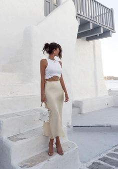 What To Wear With Long Skirts Without Looking Frumpy [2022]: 80+ Best Maxi Skirts Outfits Fest Outfits, Long Skirt Outfits, Honeymoon Outfits, Europe Outfits, Chique Outfits, Italy Outfits, Looks Street Style, Inspiration Fashion