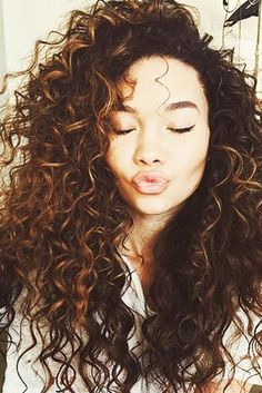 Natural curls | curly hair tips | hair hacks | all curl types | hair | beauty tips Curly Hair Inspiration, Types Of Curls, Curly Hair Tips, Short Curly Hair, Hair Envy, Dream Hair, Long Curly Hair, Long Curly, Natural Curls