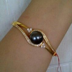 Solid Gold Bangle, Gold Bangle, Lombok, Jewellery Designs, Gold Bangles, Saree Blouse, Bugatti, Solid Gold, Gold Bracelet