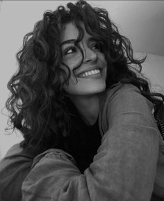 A man living in NYC. Intelligence is sexy. Butterflies and zebras and moonbeams and fairy tales... Photographie Portrait Inspiration, Curly Hair Inspiration, Foto Poses, Curly Hair Cuts, Curly Girl, Wavy Hair, Loki, Hair Goals, New Hair