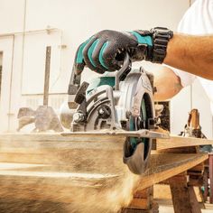 a man using a circular saw to cut wood with a circular sawtoothing machine