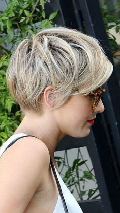 Pixie Cut Round Face, Kort Bob, Curly Pixie Hairstyles, Wavy Bob Hairstyles, Pixie Haircut For Thick Hair, Haircut Inspiration, Short Bob Haircuts, Haircut For Thick Hair