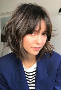 A bob hairstyle looks amazing in any woman. It doesn't matter if you're into long or short bobs, choppy bobs, balayage bobs, stacked bobs, ombre hair, ash hair, electric hair dyes or have curly thick hair or blonde fine hair. The key is to learn how to style it and make it work for you! Modern Shag Haircut, Balayage Bob, Bob Hairstyles With Bangs, Fishtail Braid, Shag Hairstyles