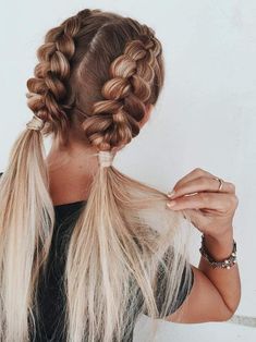 Zwei Zöpfe eng an der Kopfhaut flechten, Frisur für lange Haare, platinblondes Haar, schwarzes Top Natural Braided Hairstyles, Long Bobs, Fishtail Braid Hairstyles, Fishtail Braids, Hair Dyes, Cute Braided Hairstyles, Fishtail Braid, Cool Braid Hairstyles, Peinados Fáciles Para Cabello Corto