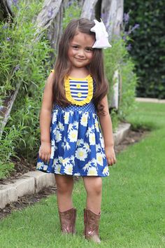 In stock Floral Printed Dress, Mixed Kids, Printed Dress, Floral Printed, Floral Print Dress, Girl Fashion, Kids Fashion, Daisy, Floral Prints