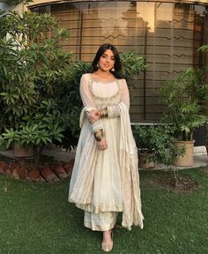 Desi Frock Style Casual, Off White Kurti Designs Party Wear, Frok Suit Design Girl, Desi Frocks, Kalank Outfits, Desi Party Wear, Suit Designs Pakistani, White Indian Dress, Long Frok