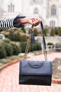 love this tory burch quilted handbag! Tory Burch Purse, Tory Burch Handbags, Straw Handbags, Stylish Purse, Quilted Handbags, Favorite Handbags, Convertible Bags