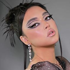 Futuristic High Fashion, Exotic Makeup Looks, Graphic Makeup Looks, Futuristic Makeup Looks, High Fashion Makeup Editorial, Editorial Makeup Creative, Futuristic Makeup, Glam Eye Makeup