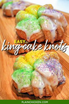 some kind of cake that is sitting on a cutting board with the words easy king cake knots