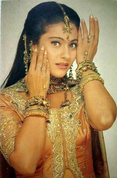 Retro Dress Outfits 90s, Vintage Bollywood Outfits, Retro Bollywood Outfits, Meenakshi Seshadri, Meenakshi Sheshadri, Old Bollywood Actress, Kajol Devgan, Bollywood Retro