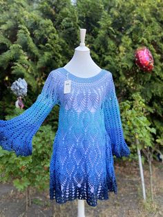 Selling a self-crocheted tunic dress, summer dress, crochet dress, beach dress in blue gradient, size. EN 38/40. made of 65% cotton and 35% polyacrylic. L: 85cm W: 48cm This top summer dress is a must-have for the summer and is a unique piece in every wardrobe. Have fun with your article! :) ALIEV Handmade Pieces Short Kurtis For Jeans, Crochet Dress Beach, Summer Dress Crochet, Crochet Tunic Dress, Awesome Crochet, Accessories Crochet, Easy Crochet Projects, Crochet Tunic, Dress Crochet