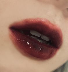 pale skin, dark red lipstick/gloss fading out Faded Lipstick Look, Vampire Prom Makeup, Vampiric Clothing, Dark Lip Look, Light Vampire Makeup, Red Cheeks Makeup, Pretty Vampire Makeup Looks, Red Makeup Looks Aesthetic, Vampiric Makeup