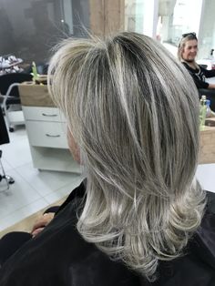 Bobbed Hair, Going Grey, Beautiful Gray Hair, Silver Strand, Fashion Things, Wild Hair, Hair Stylies, Haircuts For Medium Hair, Going Gray