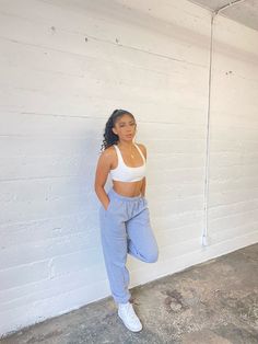 Heather grey sweatpant with pockets. Oversized fit. Manufactured in Los Angeles. Tank Top And Sweatpants Outfits, Grey Joggers Outfit, Atlanta Outfits, Party Outfit Casual, Cute Sweatpants Outfit, Cute Sweatpants, Casual Party Outfit, Joggers Outfit, Relaxed Outfit