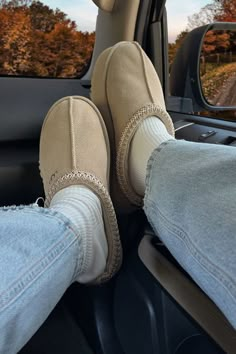 Shoes Winter 2023 Trends, Winter Shoes For Women 2024, Ugg Aesthetic, Casual Dinner Outfit Summer, Tazz Slipper, Dinner Outfit Summer, Dinner Outfit Fall, Uggs Outfits