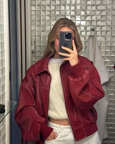 Women's slim-fit biker leather jacket in a retro-chic style. Street Style Edgy, Casual Stripes, Oversized Jacket, Fall Jackets, Street Style Looks, Chic Woman, Leather Jackets Women, Red Jacket, Contrast Stitch