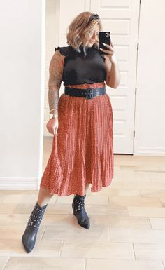 Skirts With Belt Outfit, How To Wear A Skirt, How To Wear A Belt, Midsize Edgy Outfits, Belted Outfits, Belted Skirt Outfits, Belt With Skirt, Dress Into Skirt, How To Wear Belts