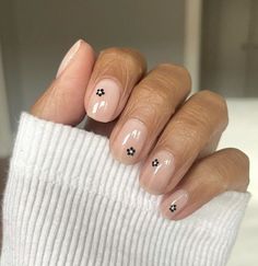 Minimalist Nails Squoval, Dainty Nail Art, Basic Nail Art, Dainty Nails, Minimal Nails Art, Hello Nails, Sassy Nails, Subtle Nails, Simple Gel Nails