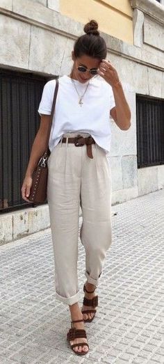 Áo Blu, T Shirt Branca, Beige Pants, Mode Casual, Neutral Outfit, Mode Inspo, Inspired Outfits, Edgy Outfits, Classic Outfits