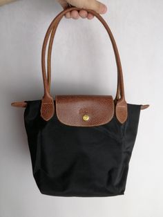 LONGCHAMP Le Pliage vintage women's handbag Very good used condition Material: polyamide canvas, cowhide Measurements: Top width - 11" / 28 cm Bottom width - 7.5" / 19 cm Height - 7.9" / 20 cm Depth - 4.7" / 12 cm #5352 Longchamp Bag, Sacs Design, French Designer, Designer Bag, Black Nylon, French Design, Black Nylons, Longchamp Le Pliage, Canvas Tote Bag