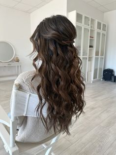 Hairstyles For Long Hair Formal Event, Curled Hair With Pieces Pulled Back, Half Up Half Down Elegant Hairstyles, Bride Hairstyles Half Up Half Down Long, Curled Hair Half Up Half Down, Bridal Half Up Half Down With Veil, Bridal Hair With Pearls, Hair Down Prom Styles, Christmas Party Hairstyles Long