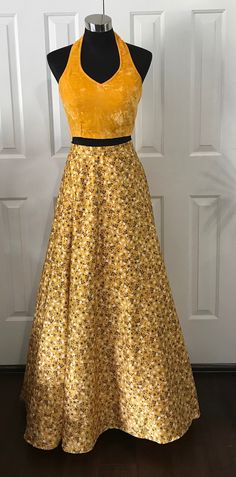 Floral yellow silk skirt with velvet halter top Bust 36 Skirt waist 28 Skirt length 42 Can be customized in any size Velvet Halter Top, Gold Blouse, Yellow Silk, Velvet Skirt, Silk Skirt, Dress Clothes For Women, Skirt Length, Halter Top, Blouse Designs