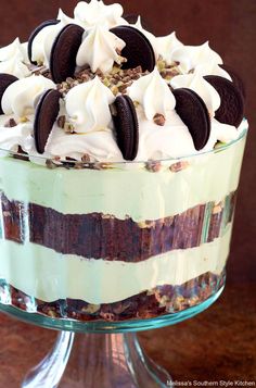 an oreo cookie and cream trifle dessert in a glass dish on a wooden table