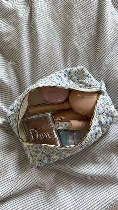 Clean Makeup Bag, Make Up Pouches, Aesthetic Makeup Bags, Makeup Set Aesthetic, Make Up Pouch Aesthetic, Makeup Bag Aesthetic, Quilted Makeup Bag, Makeup Bag Set, Makeup Pouches