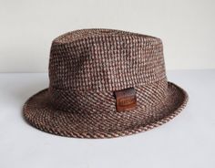 Measurement of the inside  18x17,5 cm - 7,08x6,88" Fabric: 100 %  Wool Very good vintage condition BOX7 Tweed Hat With Short Brim And Herringbone Pattern, Tweed Hat With Herringbone Pattern And Short Brim, Tweed Herringbone Short Brim Hat, Brown Tweed Hats With Herringbone Pattern, Vintage Tweed Hat With Curved Brim, Vintage Tweed Flat Cap, Tweed Hat, Harris Tweed, Red Bead