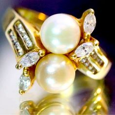 *** Size 7 14k Yellow Gold Pearl & Cubic Zirconia Womans Ring 4.9 Grams Gold *** This Listing Is For One 14k Yellow Gold Womans Pearl And Cubic Zirconia Ring. This Ring Features 2 Round Pearl Surrounded By Cz's. There Are 4 Marquise Cut Cz's And 16 Round Cut Cz's. The Shank Of This Ring Is Stamped 14k Cz. Please See Pictures For Best Description. Exquisite Gold Multi-stone Diamond Ring, Cubic Zirconia Ring With 17 Jewels, Formal Pearl Ring With Diamond Accents And Cubic Zirconia, Diamond Pearl Ring With Center Stone For Anniversary, Yellow Gold Cluster Ring With 17 Jewels, Diamond Pearl Ring For Anniversary, Formal Multi-stone Cluster Ring In Cubic Zirconia, Yellow Gold Multi-stone Cubic Zirconia Diamond Ring, Elegant Diamond White Multi-stone Cluster Ring