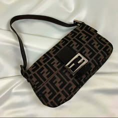 Brown Fendi Bag, Fendi Baguette Aesthetic, Baguette Bag Fendi, Fendi Bag Aesthetic, Brown Purse Aesthetic, Trendy Bags 2024, Fendi Baguette Outfit, Brown Designer Bag, Fendi Vintage Baguette