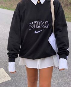 Son Aesthetic, Vintage Nike Sweater, Look 80s, Tennis Skirt Outfit, Fits Inspo, Nike Sweatshirt, Nike Sweater, Indie Outfits