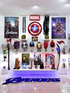 Marvel display / collection wall. Marvel Office Decor, Marvel Gaming Room, Marvel Collection Display, Marvel Living Room, Marvel House Decor, Aesthetic Marvel Room Decor, Action Figure Display Ideas, Marvel Display, Marvel Props