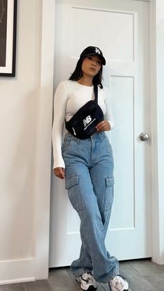 White cropped long sleeve, baggy fit cargo jeans, white dad sneakers , fanny pack, black ball cap. #falloutfit #casualwomensfashion #streetstyle #streetwear Baseball Hat Looks For Women, Baddie Outfits With Hats Ball Caps, Women’s Hat Outfit, Cute Streetwear Outfits Black Women, Winter Outfits With Cap, Outfits With Cargo Jeans, Black Baseball Hat Outfit, Baseball Hat Outfits For Women, Jeans With Sneakers Outfit