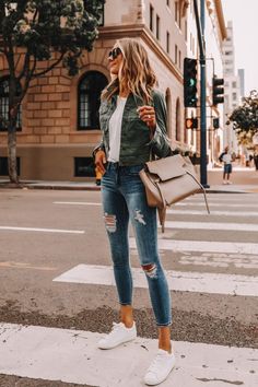 Spring Outfit Women, Walmart Outfits, Spring Fashion Casual, Fashion Jackson, Edgy Chic, Jeans Ripped, Sofia Vergara, Ellen Degeneres