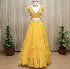 Yellow Dress For Haldi Function, Bridal Lehenga Ideas, Dress For Haldi Function, Haldi Function Dress, Haldi Outfit For Bride, Yellow Skirt Outfits, Design Lehenga, Lehenga Ideas, Lehenga For Wedding