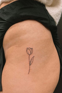 These stunning flower tattoo designs are stunning... Looking for gorgeous flower tattoo for women ideas? These simple flower tattoos designs are a MUST-SEE Tattoo Designs For Women Legs Ideas, Tatoos Woman Simple, Small Single Flower Tattoo, Prettiest Flower Tattoo, Tatoos Woman Flowers, Small Tattoo Ideas For Women Simple, Flower Small Tattoos, Simple Cute Tattoos For Women, Korean Tattoo Designs