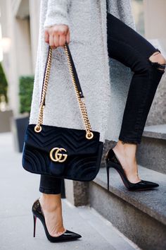 Black patent pumps. Tacchi Close-Up #Shoes #Tacones #Heels www.ScarlettAvery... Gucci Marmont Bag, Street Style Bags, Black Patent Pumps, Fall Handbags, Christian Louboutin So Kate, Gucci Marmont, Celine Bag, Gucci Handbags, Gucci Bags