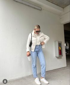 Veja Outfits, Vest Outfits Winter, Outfits Puffer Vest, White Puffer Vest Outfit, Fall Boho Outfits, Puffer Vest Outfit Winter, Fall Layering Outfits, Winter Vest Outfits, Fall Athleisure Outfits