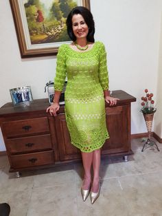 Vestido de crochê feito com o fio Monalisa S/A Dresses For 2022, Crochet Bodycon Dresses, Crochet Outfits, Sweater Patterns, Stylish Crochet, Fashion For Women Over 40, Party Wear Dresses