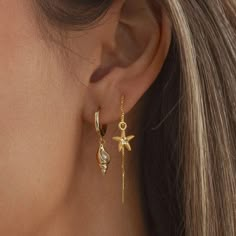 Beautiful chain earrings with a starfish at the end. Such a cute piece to style your ears with. Details - The earrings are 5 cm long from chain to bead - Comes as a pair - Brass based; 18k gold plated - Made by Happy People - Free from nickel, cadmium and lead Two Piece Earrings, Elegant Dangle Earrings, Earring Stack Gold, Gold Dangly Earrings, Gold Earrings Stack, Selfmade Earrings, Aesthetic Gold Earrings, Spiritual Earrings, Gold Jewellery Earrings