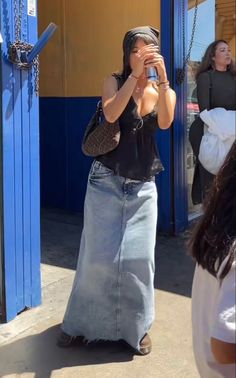 Denim Maxi Skirt Summer Outfit, Streetwear Maxi Skirt, Jean Skirt Maxi Outfits, Maxi Skirt Y2k Outfit, Slim Maxi Skirt Outfit, Long Skirts Outfit Winter, Long Denim Skirt Looks, Denim Maxi Outfit, Denim Maxi Skirt Outfit Summer Casual